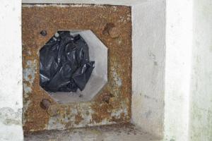 Ligne Maginot - KOBENBUSCH  - A13 - (Ouvrage d'artillerie) - Entrée munitions
Premier créneau de défense intérieur.
Les boulons ne sont pas serrés ni en contact avec la plaque. Un des quatre semble avoir été retiré.