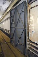Ligne Maginot - GALGENBERG - A15 - (Ouvrage d'artillerie) - Entrée munitions
Deuxième porte étanche, mais non blindée, permettant l'isolement de la casemate EM. On remarque les échelons et les poignées permettant d'accéder aux verrous supérieurs de serrage contre le joint d'étanchéité aux gaz.
Un profilé spécifique destiné à être placé entre le sol et la porte permettait grâce à un joint muni d'une découpe spéciale de garantir l'étanchéité de l'ensemble.