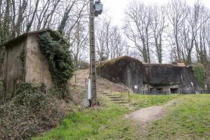 Ligne Maginot - GALGENBERG - A15 - (Ouvrage d'artillerie) - Entrée des hommes
Transformateur extérieur au premier plan
