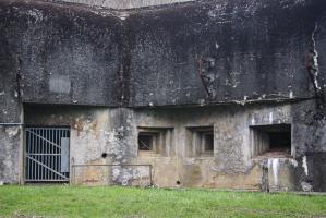 Ligne Maginot - GALGENBERG - A15 - (Ouvrage d'artillerie) - Entrée des hommes
Grille d'entrée et créneaux FM et JM/AC47