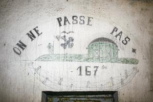 Ligne Maginot - GALGENBERG - A15 - (Ouvrage d'artillerie) - Entrée des hommes
On ne passe pas ! Dessin aux armes du 167e RIF au-dessus du créneau FM