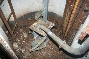 Ligne Maginot - GALGENBERG - A15 - (Ouvrage d'artillerie) - Entrée des hommes
Pied du puits de la cloche GFM avec le réceptacle de récupération des douilles de FM