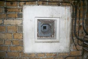 Ligne Maginot - GALGENBERG - A15 - (Ouvrage d'artillerie) - Entrée des hommes
Créneau de défense intérieure au pied du bloc