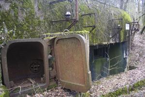 Ligne Maginot - GALGENBERG - A15 - (Ouvrage d'artillerie) - Bloc 1
Sur cette vue on voit la niche blindée pour projecteur, les supports d'antenne et l'un des créneaux JM.