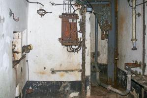 Ligne Maginot - GALGENBERG - A15 - (Ouvrage d'artillerie) - Bloc 1
Extrémité de l'étage supérieur. On voit, de gauche à droite, le créneau FM, le boitier d'alimentation du projecteur blindé et le puits de la cloche GFM.