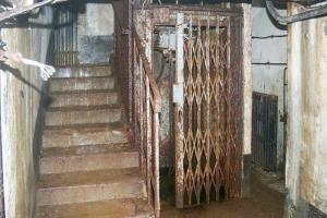 Ligne Maginot - GALGENBERG - A15 - (Ouvrage d'artillerie) - Bloc 4
Monte-charge Simplex (1 T) et cage d'escalier au pied du bloc