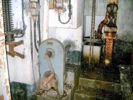Ligne Maginot - GALGENBERG - A15 - (Ouvrage d'artillerie) - Bloc 5
Le pied de la cloche JM avec la cuve de recette des douilles et son ventilateur (manuel ou électrique). Le tube de descente des douilles est situé derrière celui de la noria.