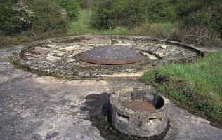 Ligne Maginot - GALGENBERG - A15 - (Ouvrage d'artillerie) - Bloc 6
La tourelle de 135 mm avec un champignon de prise d'air au premier plan