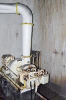 Ligne Maginot - GALGENBERG - A15 - (Ouvrage d'artillerie) - Bloc 6
Ventilateur de l'évacuation des douilles. Le gros tuyau va vers la cloche d'air vicié, le petit vers l'avant-cuirasse de la tourelle de 135