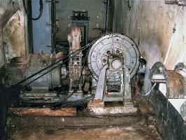 Ligne Maginot - GALGENBERG - A15 - (Ouvrage d'artillerie) - Bloc 6
Moteur et treuil du monte-charge Baudet Donon Roussel