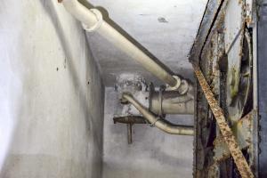 Ligne Maginot - GALGENBERG - A15 - (Ouvrage d'artillerie) - Bloc 6
Evacuation de l'air vicié en haut des escaliers. Le tuyau de gros diamètre vient du ventilateur de l'évacuation des douilles