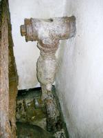 Ligne Maginot - GALGENBERG - A15 - (Ouvrage d'artillerie) - Bloc 6
Entrée des cunettes à l'étage inférieur près des filtres, avec siphon ovoïde et vanne pour envoyer à l'égout l'eau suspecte