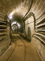 Ligne Maginot - GALGENBERG - A15 - (Ouvrage d'artillerie) - Galerie vers les blocs 1 à 4 peu aprés la galerie principale
Selon l'un des maçons ayant participé à la construction, tout l'ouvrage était réalisé de la même facon, les murs ayant été enduits par la suite.
L'enduit a été fait de manière à permettre la mise en peinture des murs et augmenter ainsi le niveau d'éclairement général.