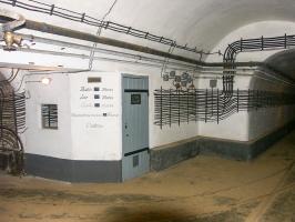 Ligne Maginot - GALGENBERG - A15 - (Ouvrage d'artillerie) - Poste - Vaguemestre
Bureau du vaguemestre de l'ouvrage du Galgenberg.
Noter la hauteur de la boite aux lettres et le marquage initial placé plus bas. La boite aux lettres avait été déplacée pour éviter que les mauvais plaisantins ne puissent uriner  dedans