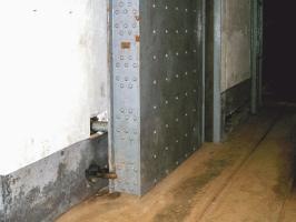 Ligne Maginot - GALGENBERG - A15 - (Ouvrage d'artillerie) - Porte pare-souffle.
Crochet de maintien et butée-ressort en position ouverte.