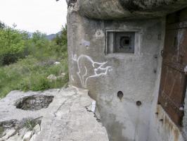 Ligne Maginot - COL DES BANQUETTES (EO7) - (Abri actif) - Le bloc 1
Créneau de défense rapprochée de l'entrée et puisard d'évacuation des eaux du fossé