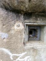Ligne Maginot - COL DES BANQUETTES (EO7) - (Abri actif) - Bloc 1
Le créneau pour FM 24/29 avec à gauche la sortie de l'antenne radio