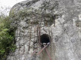Ligne Maginot - COL DES BANQUETTES (EO7) - (Abri actif) - Le bloc 1
Dégats sur la façade du bloc, probablement occasionnés par les tirs américains