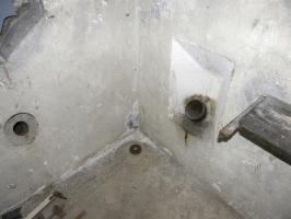 Ligne Maginot - COL DES BANQUETTES (EO7) - (Abri actif) - Le bloc 1
La traversée de dalle pour l'antenne
La goulotte à grenade et l'évacuation des douilles