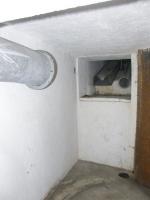Ligne Maginot - COL DES BANQUETTES (EO7) - (Abri actif) - Le bloc 1
A côté du local radio, le local de service avec une liste du matériel écrite sur le mur. 
On voit au fond l'accès sous les dalles de la galerie de l'entrée principale.