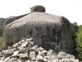 Ligne Maginot - COL DES BANQUETTES (EO7) - (Abri actif) - Bloc 3
La cloche GFM. 
A droite le créneau flanquant le Pic de Gauche, à gauche celui couvrant Sainte Agnés