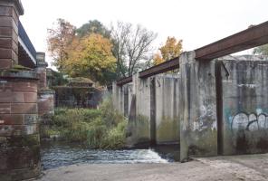 Ligne Maginot - SARRALBE (BARRAGE DE) - (Inondation défensive) - La construction partiellement démoli
Au milieu le blockhaus