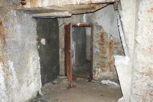 Ligne Maginot - RESTEFOND - (Ouvrage d'artillerie) - Bloc 2
La galerie murée à gauche de la porte mène aux locaux souterrains du bloc non terminés