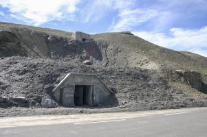 Ligne Maginot - RESTEFOND - (Ouvrage d'artillerie) - L'entrée réduite 
Avec le bloc cheminée la surplombant