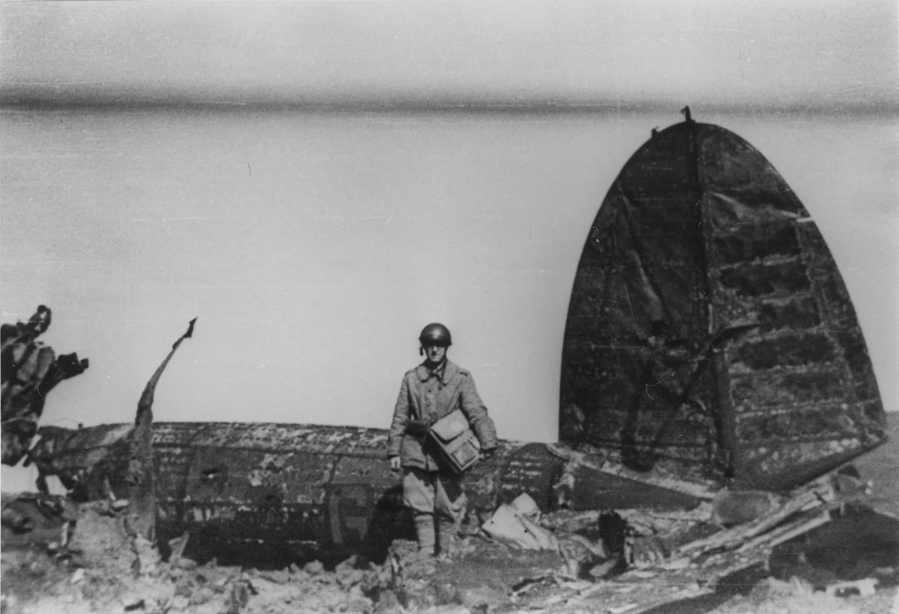 Ligne Maginot - AVIOTH - (Casemate d'infanterie - Simple) - Le Lt André commandant la casemate auprès d'un avion Henkel III  abattu.
Sous son bras, les documents de vol de l'avion - Raymond Tayot