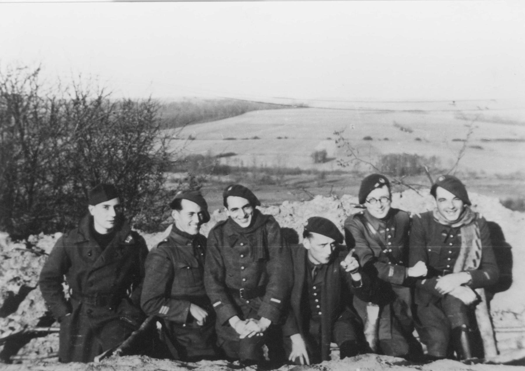 Ligne Maginot - AVIOTH - (Casemate d'infanterie - Simple) - Les cadres de la casemate d'Avioth. Deuxième ezn partant de la droite, le Lt David, prédecesseur du Lt André - Jean Gloutin