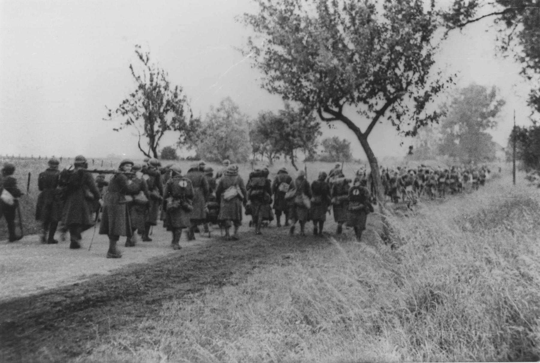 Ligne Maginot - AVIOTH - (Casemate d'infanterie - Simple) - L'équipage de la casemate d'Avioth se traine sur la route de la retraite, mêlé à des unités d'intervalle - Inconnu
