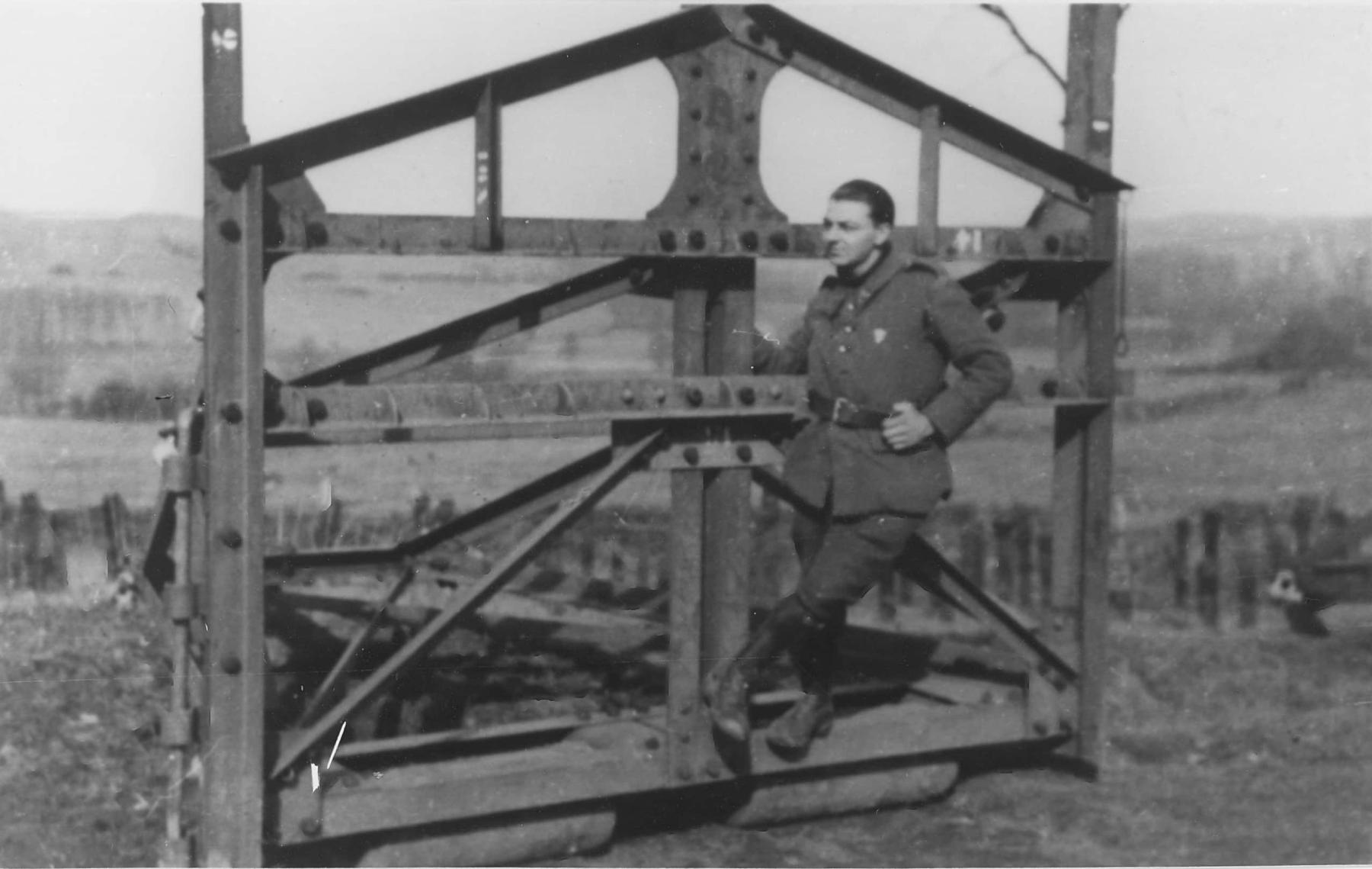 Ligne Maginot - AVIOTH - (Barrage de Route) - Le Sgt Gloutin sur l'un des éléments Cointet du barrage de route placé au niveau de la casemate d'Avioth - Inconnu
