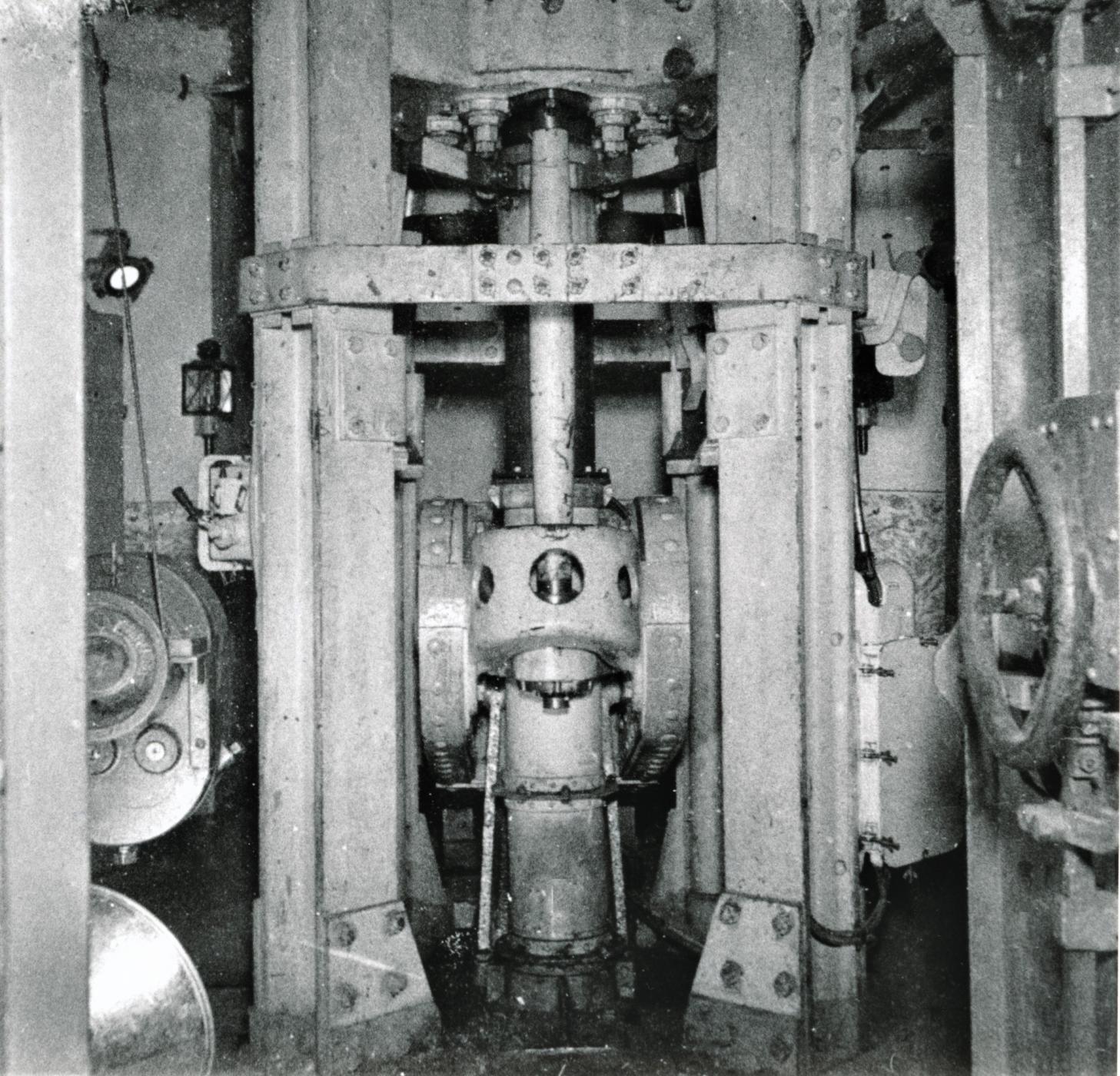 Ligne Maginot - HACKENBERG - A19 - (Ouvrage d'artillerie) - Bloc 10 - la tourelle de mortiers de 81 mm 
Vue de l'étage inférieur; la tourelle  est en batterie (position haute) - Inconnu