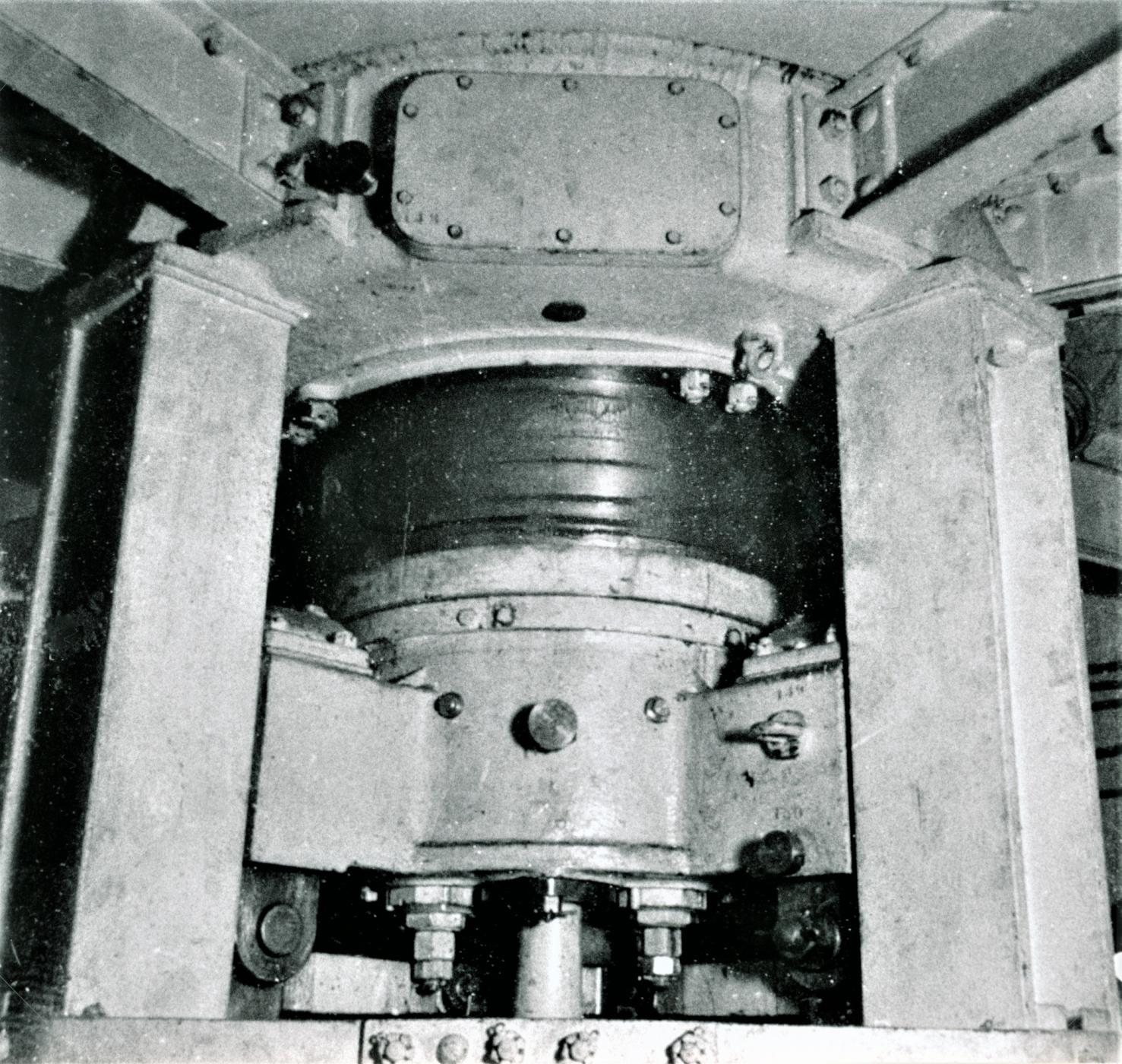 Ligne Maginot - HACKENBERG - A19 - (Ouvrage d'artillerie) - Bloc 10 - la tourelle de mortiers de 81 mm 
Vue de la sellette ; la tourelle  est éclipsée (position basse) - Inconnu