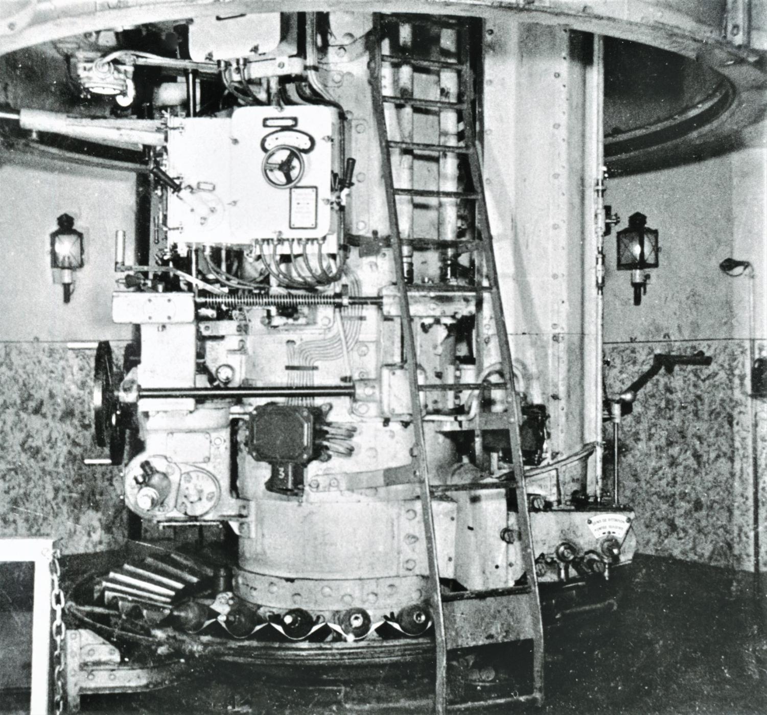 Ligne Maginot - HACKENBERG - A19 - (Ouvrage d'artillerie) - Bloc 10 - la tourelle de mortiers de 81 mm
Vue de l'étage inférieur; la tourelle est  éclipsée (position basse)
 - Inconnu