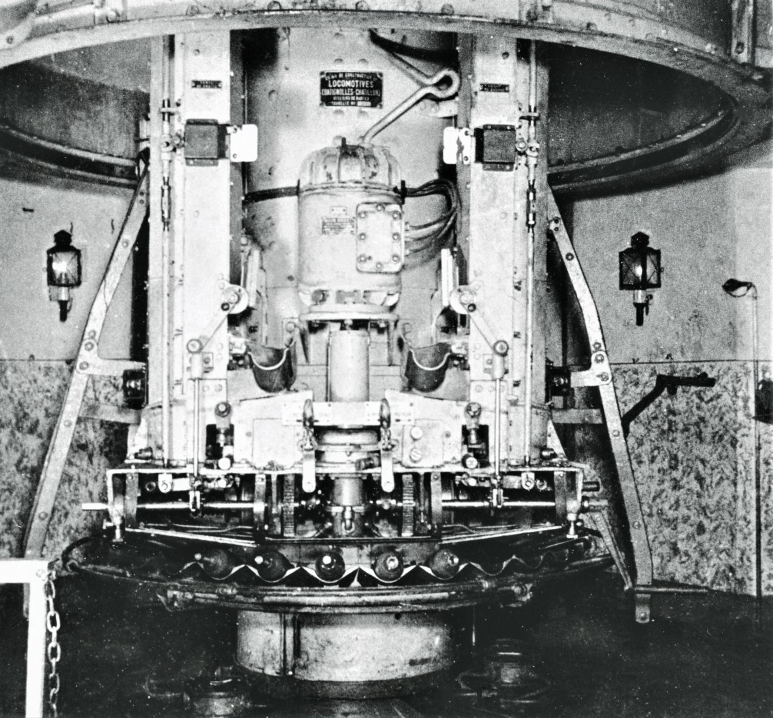 Ligne Maginot - HACKENBERG - A19 - (Ouvrage d'artillerie) - Bloc 10 - la tourelle de mortiers de 81 mm
Vue de l'étage intermédiaire avec les norias d’alimentation en munitions , la tourelle est en batterie (position haute)

 - Inconnu