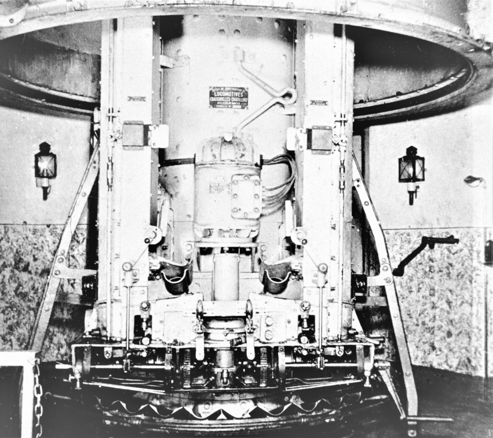 Ligne Maginot - HACKENBERG - A19 - (Ouvrage d'artillerie) - Bloc 10 - la tourelle de mortiers de 81 mm
Vue de l'étage intermédiaire avec les norias d’alimentation en munitions , la tourelle est éclipsée (position basse)

 - Inconnu