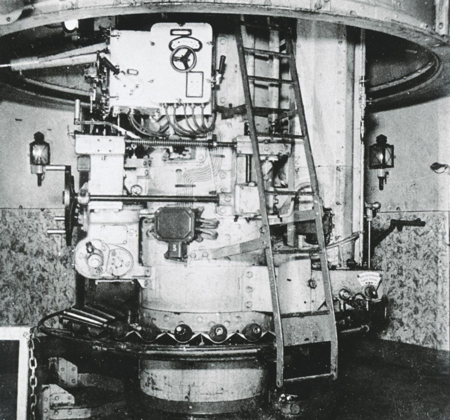 Ligne Maginot - HACKENBERG - A19 - (Ouvrage d'artillerie) - Bloc 10 - la tourelle de mortiers de 81 mm
Vue de l'étage intermédiaire avec l'une des norias d’alimentation en munitions et le poste de pointage, la tourelle est en batterie (position haute)

