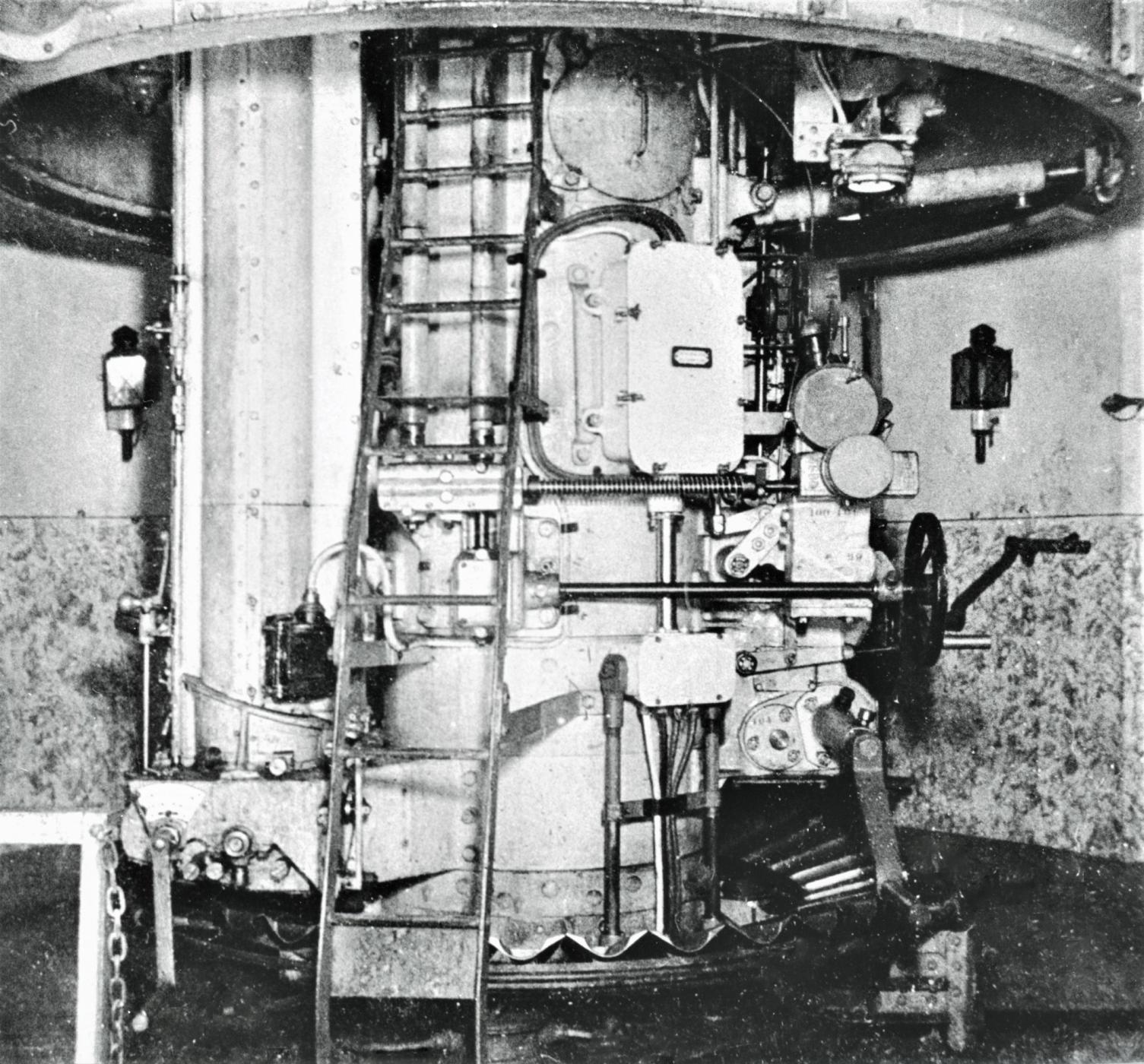 Ligne Maginot - HACKENBERG - A19 - (Ouvrage d'artillerie) - Bloc 10 - la tourelle de mortiers de 81 mm
Vue de l'étage intermédiaire avec l'une des norias d’alimentation en munitions et le poste de pointage, la tourelle est éclipsée (position basse)

 - Inconnu
