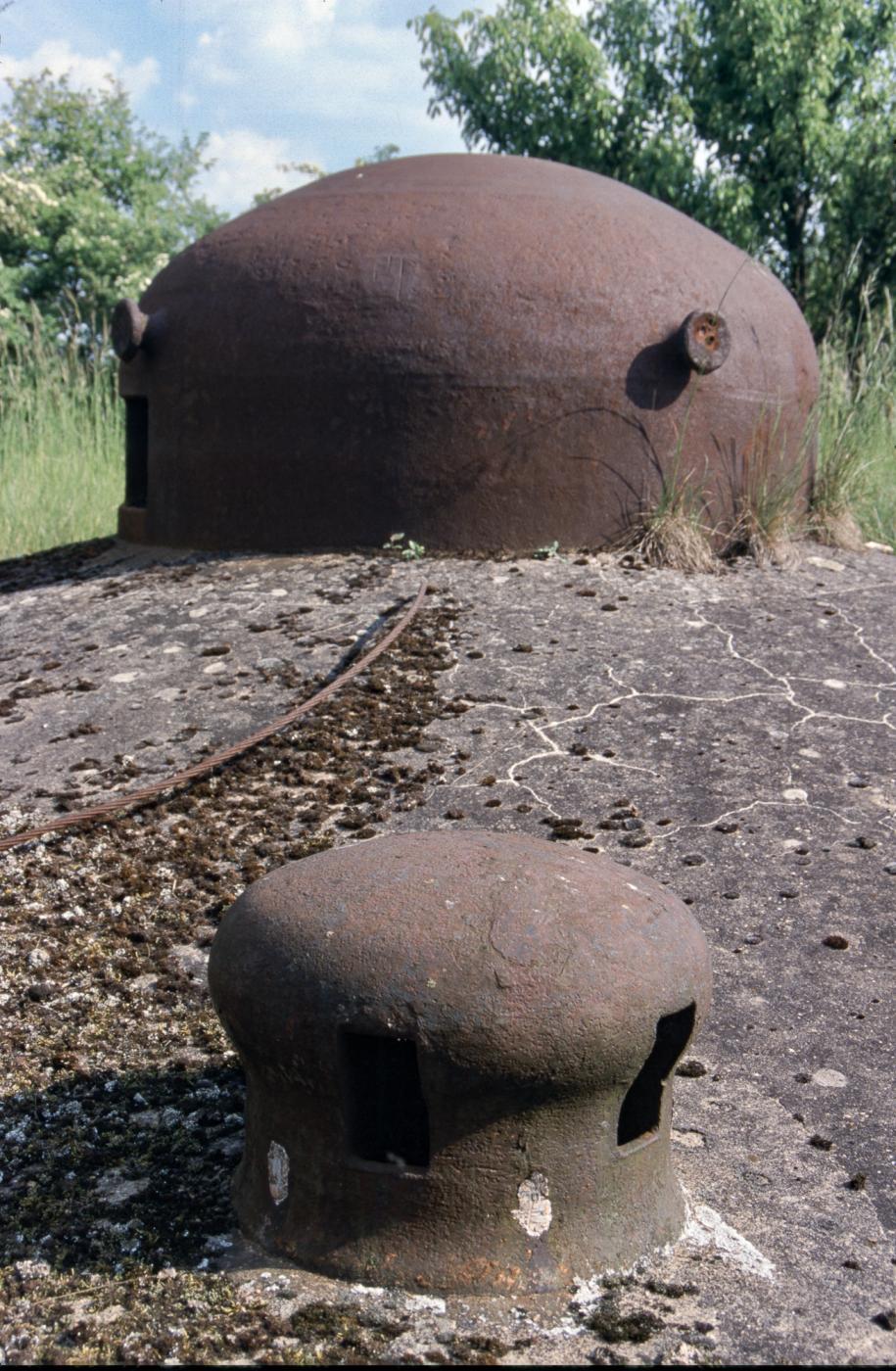 Ligne Maginot - ROCHONVILLERS - A8 - (Ouvrage d'artillerie) - Bloc 3
Cloche de prise d'air surmontée par l'une des cloches GFM - Michel Teiten