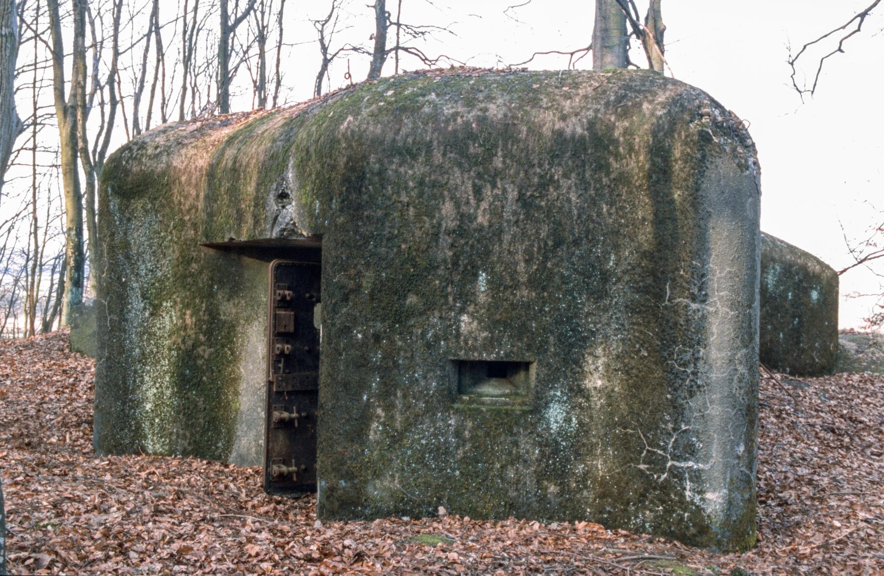 Ligne Maginot - C8B - KALMERICH 6 - (Blockhaus pour canon) - L'entrée du personnel et le créneau de défense rapprochée - MANSUY Michel
