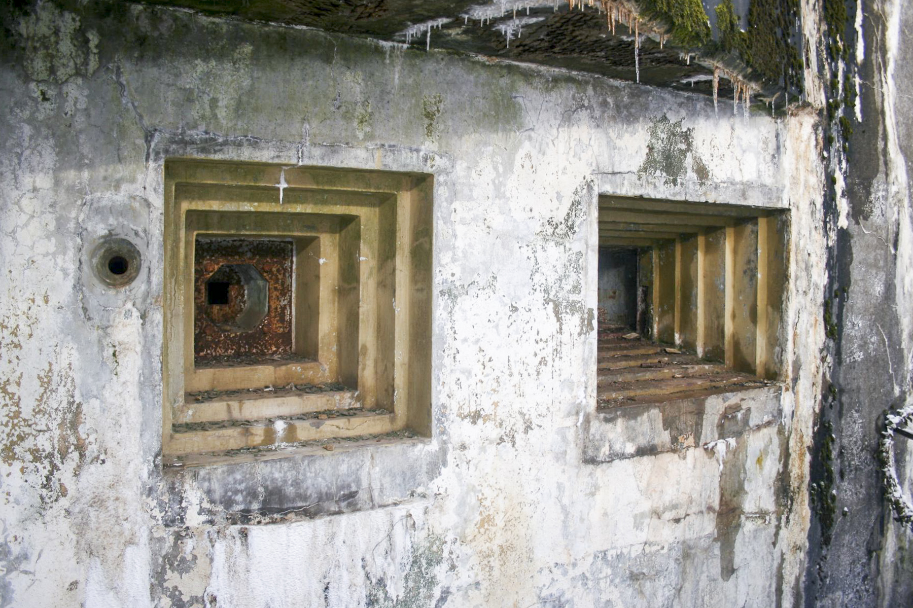Ligne Maginot - MOLVANGE - A9 - (Ouvrage d'artillerie) - Entrée des hommes
Les deux créneaux principaux : FM à gauche et JM / AC47 à droite. Noter l'orifice pour périscope de fossé à la gauche du créneau FM.  - Michel Teiten
