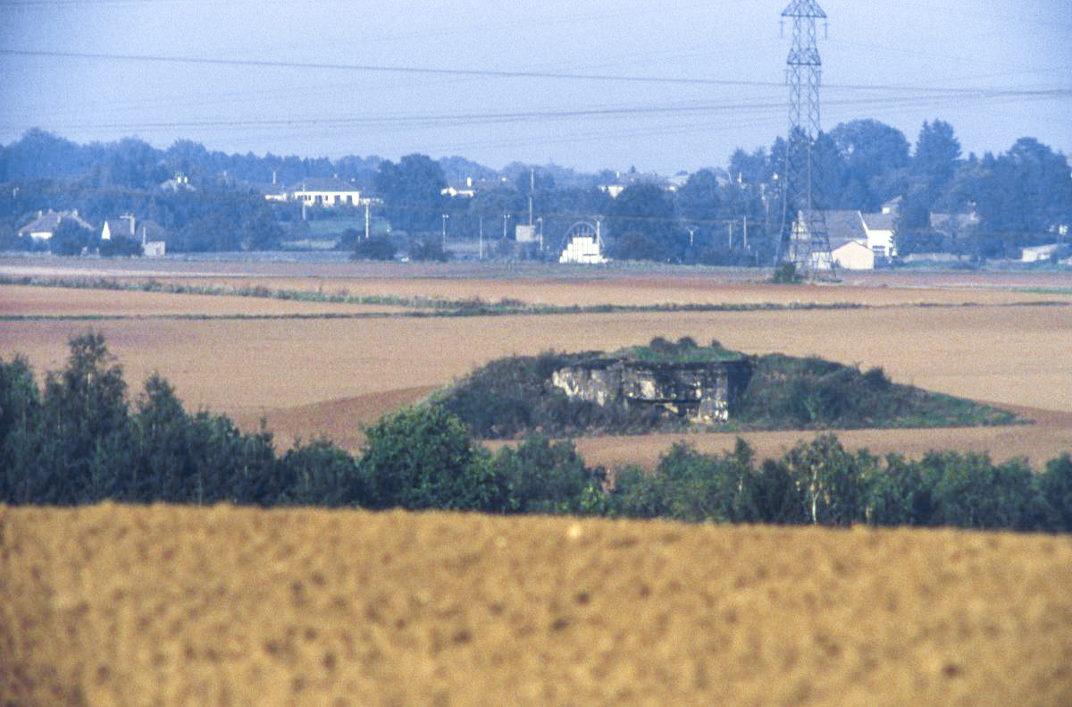 Ligne Maginot - MAUVAIS BOIS - A4 - (Ouvrage d'infanterie) - Bloc 2
La casemate vu depuis la casemate de Laix. - Valentin Hemmert