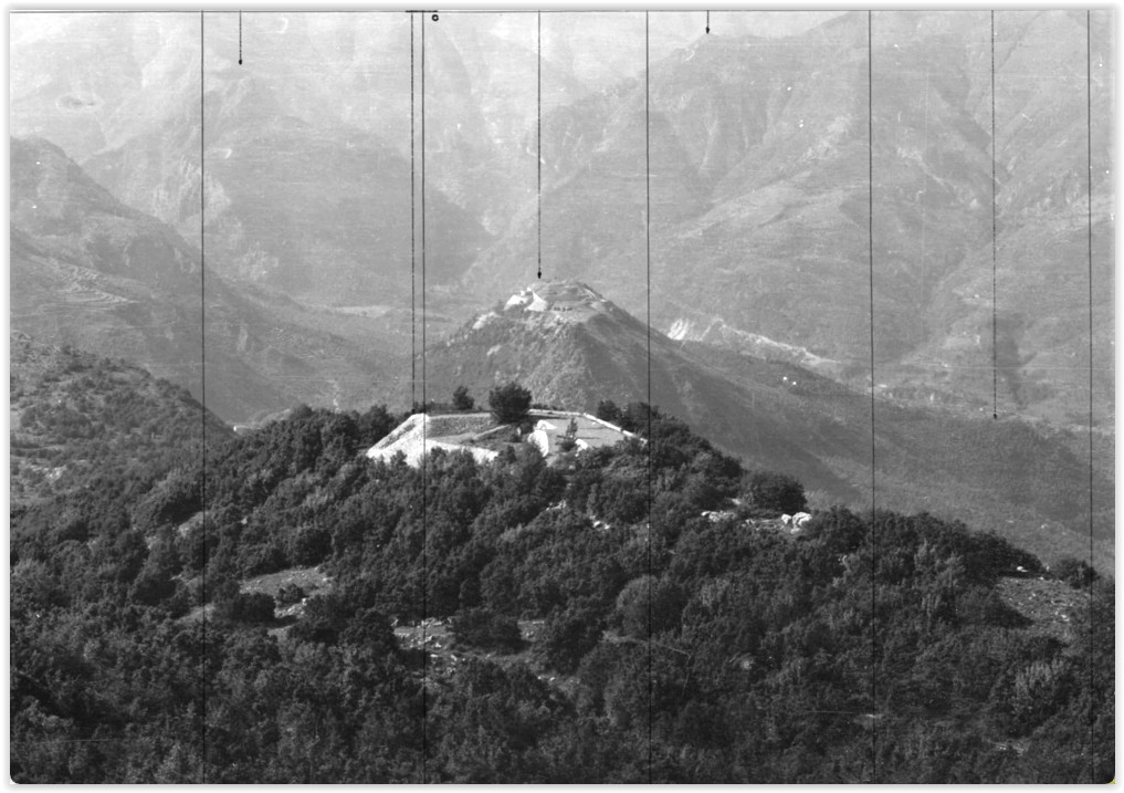 Ligne Maginot - BAISSE DU LOUP - (Abri) - Extrait de la photo panoramique prise du Mont Ours en 1938. Au premier plan la position d'infanterie de la Baisse du loup située dans la batterie Séré de Rivières, à l'arrière le Mont Barbonnet - Inconnu