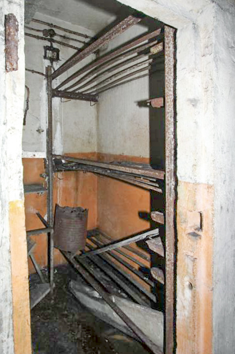Ligne Maginot - BILLIG - A18 - (Ouvrage d'artillerie) - Entree mixte 
Etage inférieur
Noter la literie à trois niveaux - Martin FRANKCOM