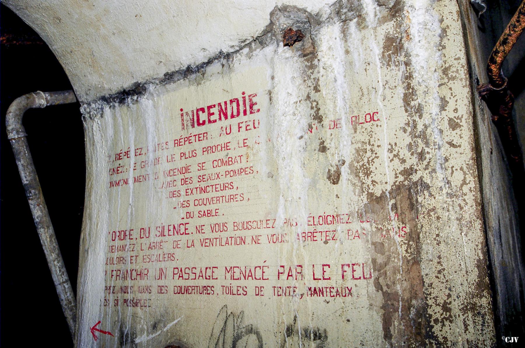 Ligne Maginot - BILLIG - A18 - (Ouvrage d'artillerie) - Bloc 3
Consignes d'incendie peintes sur le mur - Lia VERMEULEN