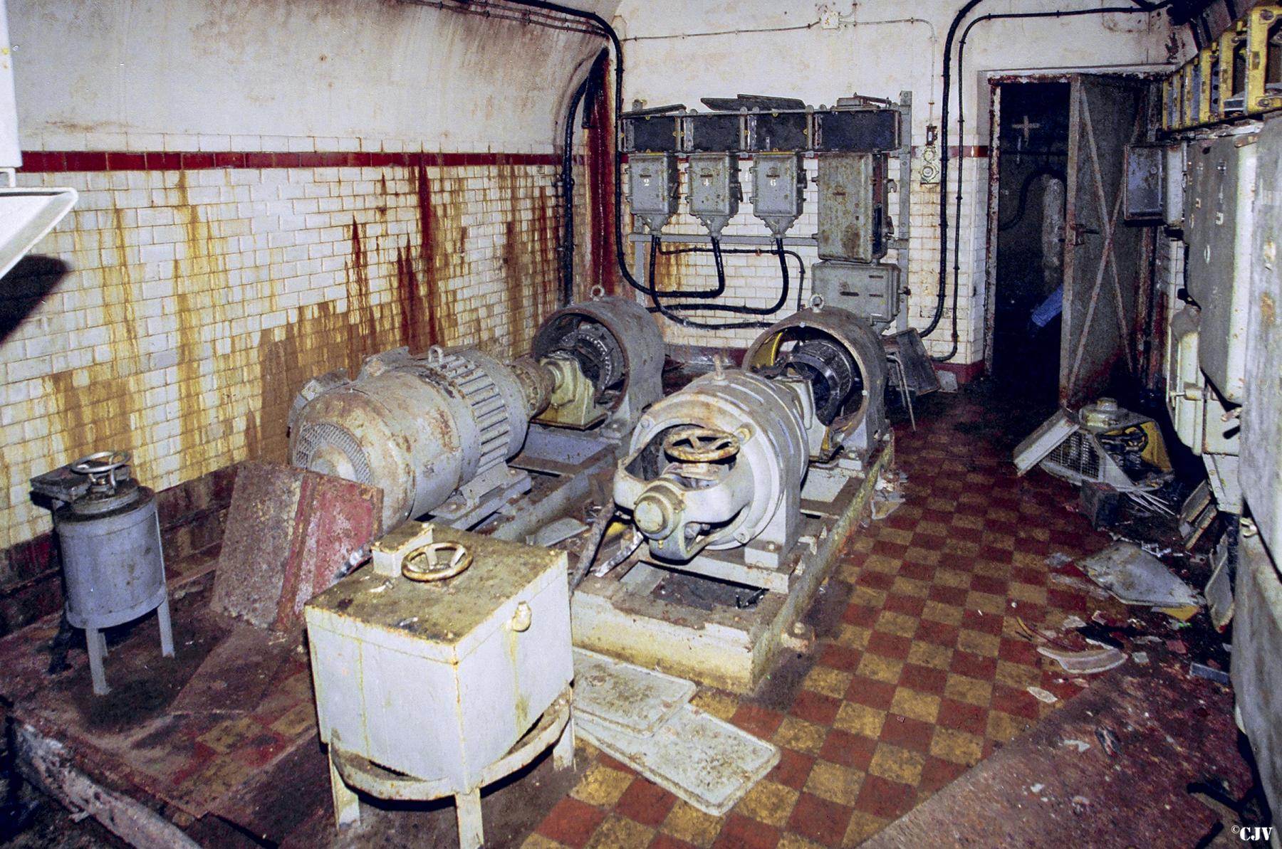Ligne Maginot - BILLIG - A18 - (Ouvrage d'artillerie) - Sous-station avant
Convertisseurs fournissant le 110V continu nécessaire au fonctionnement des tourelles de l'ouvrage - Lia VERMEULEN