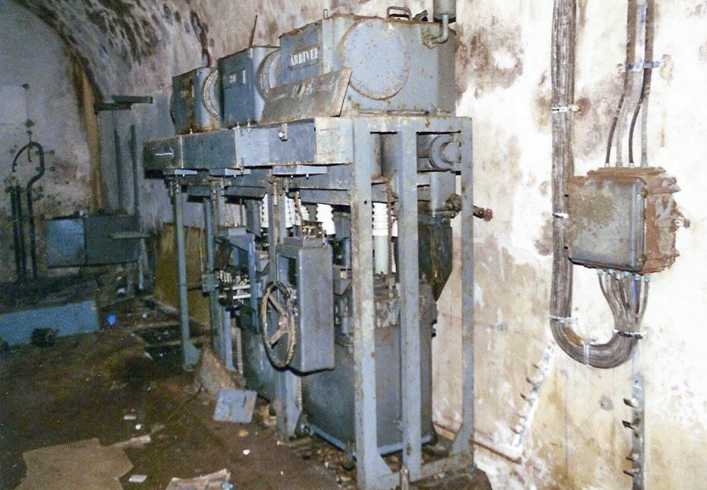 Ligne Maginot - BILLIG - A18 - (Ouvrage d'artillerie) - Poste de Transformation 
Disjoncteurs  moyenne tension - GRAMI
