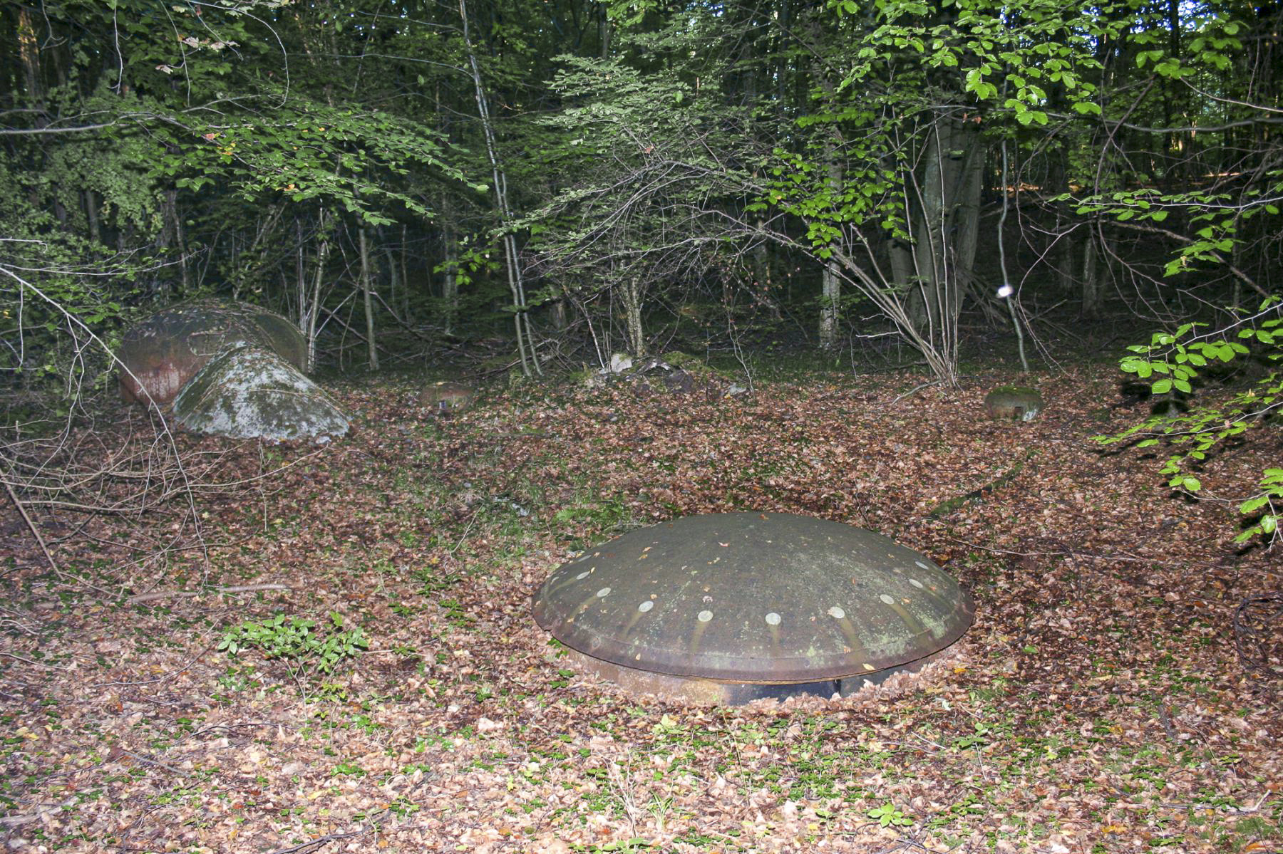 Ligne Maginot - BILLIG - A18 - (Ouvrage d'artillerie) - Bloc 6
Vue d'ensemble du bloc. Tourelle de 81 au premier plan. En arrière-plan cloche GFM à gauche et cloche d'aération à droite. - Michel Teiten