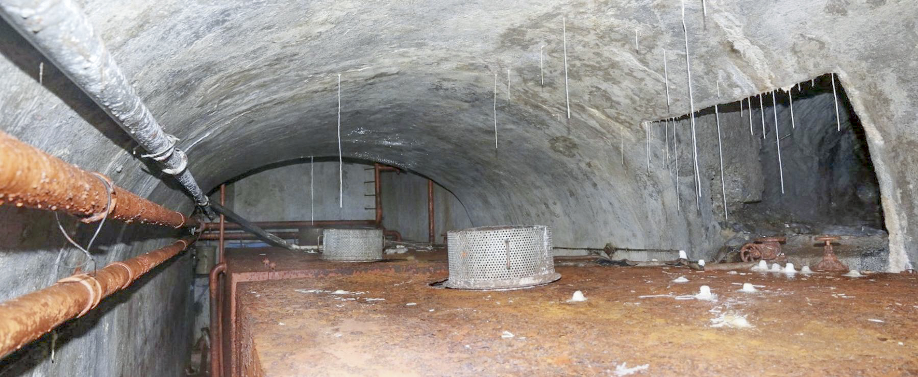 Ligne Maginot - LAVOIR - (Ouvrage d'artillerie) - Salle des citernes
Citernes d'eau potable, a droite la galerie d'accès à la source interne de l'ouvrage - Alain Perouffe